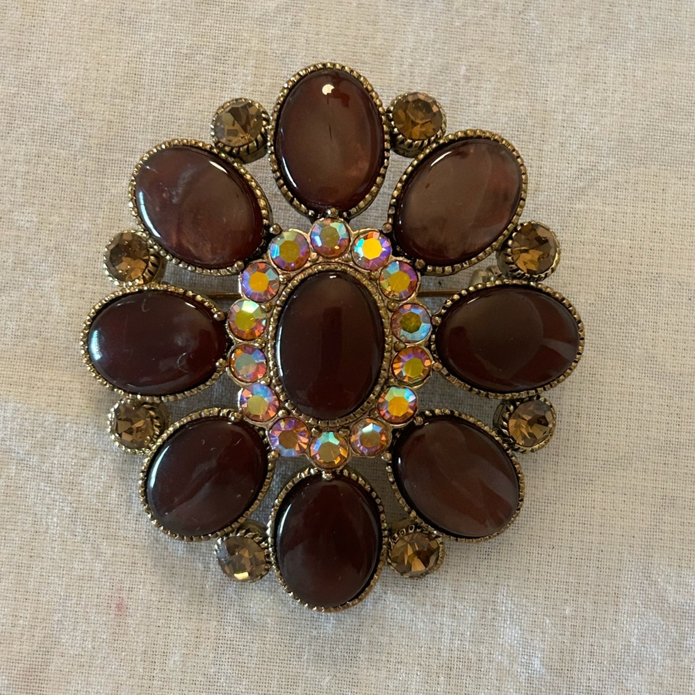 HUGE BUNDLE SALE! GORGEOUS VINTAGE AURORA BOREALIS CENTER GLASS GOLD TONE BROOCH